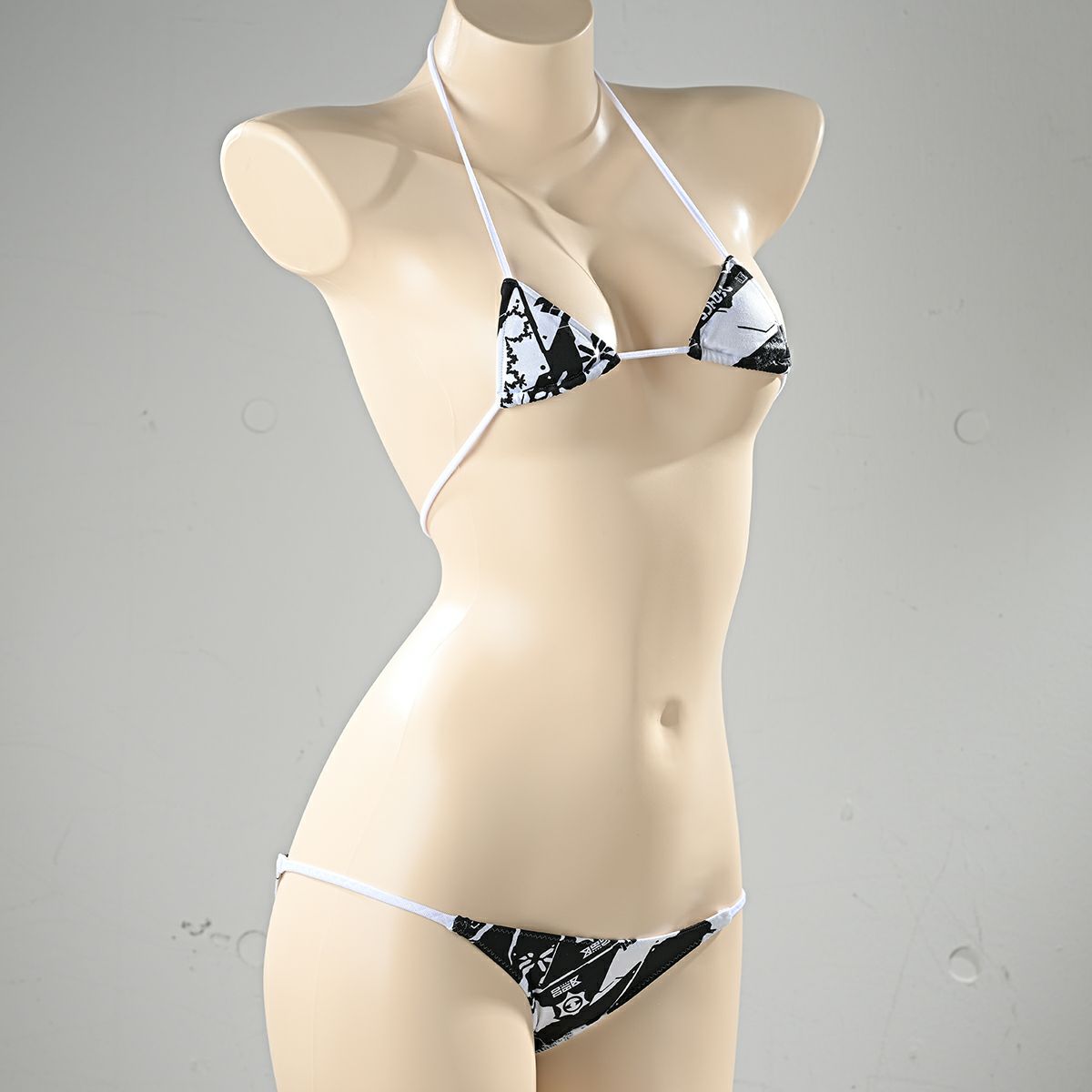 中央町戦術工芸×PredatorRat 超ローライズ グラフィカルサイドループパンツ（水着素材）「_type DisTrotion」〈白×黒〉