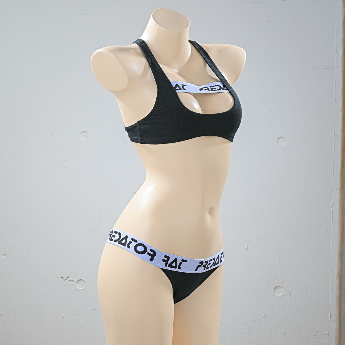 プレデターラットスタイルロゴ半乳スポーツブラ〈黒〉