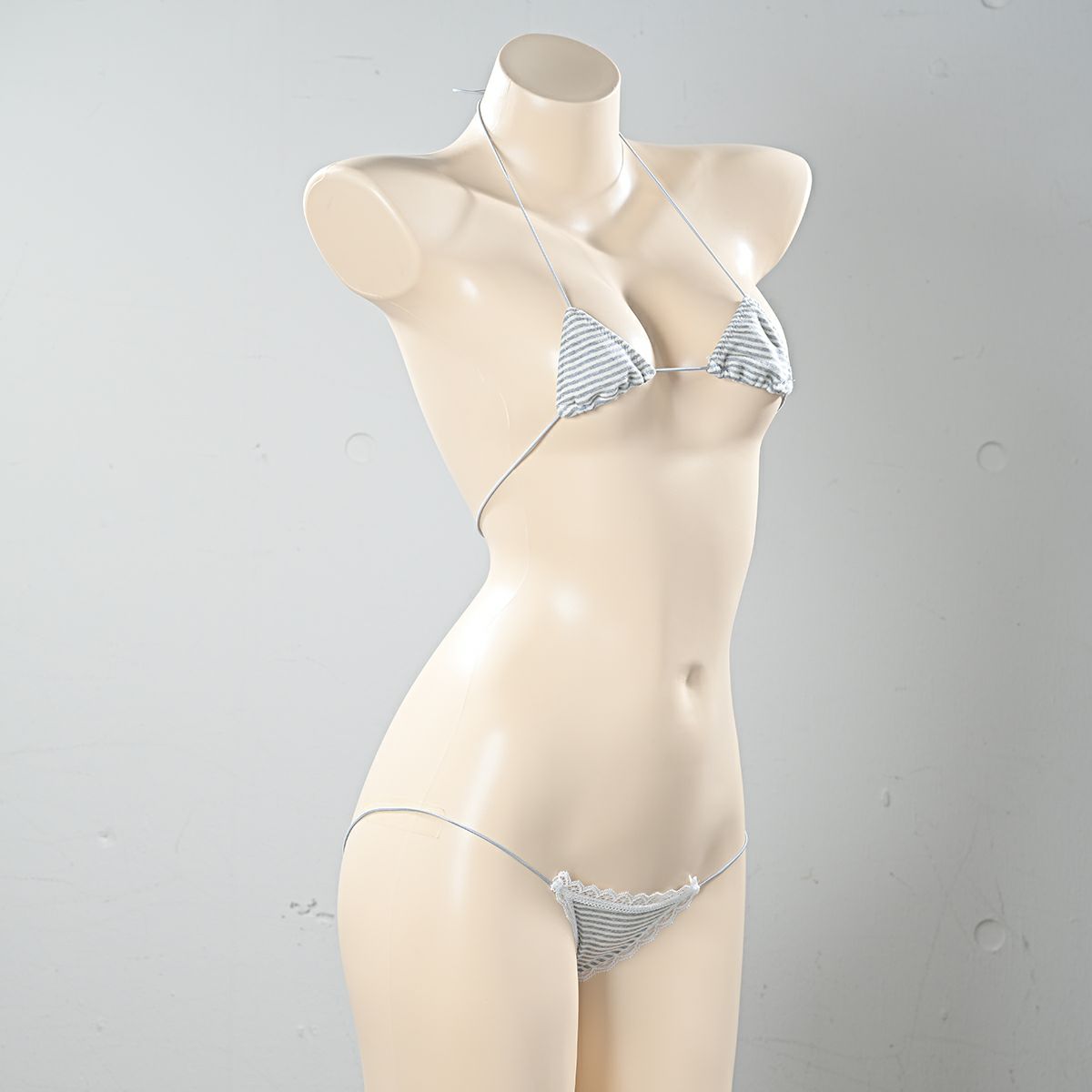  グラビアのコットンマイクロ三角ブラ〈グレー縞〉&グラビアのコットン超ローライズTバックパンツ〈グレー縞×白レース〉セット
